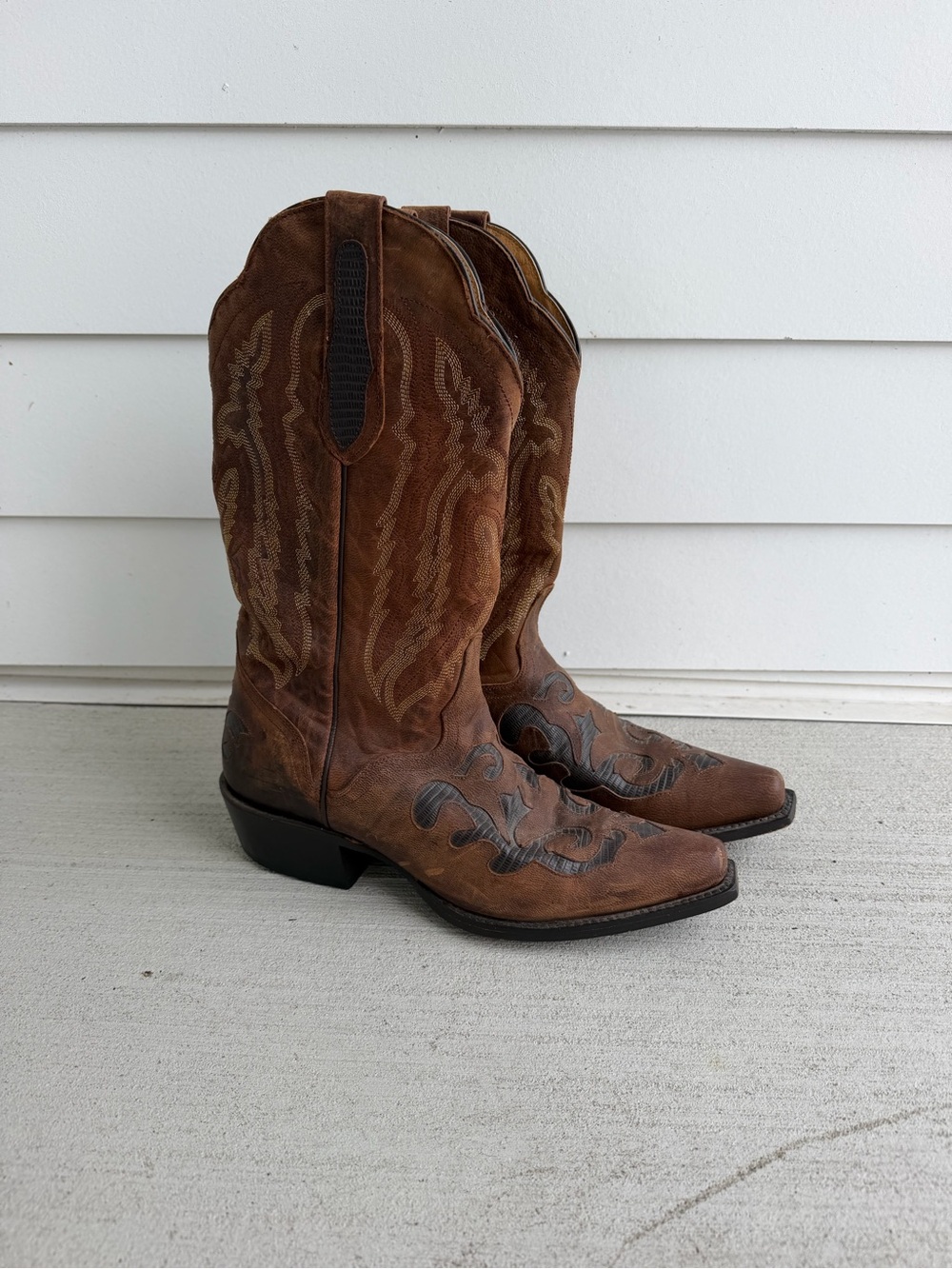 Men's Brown Western Cowboy Boots with Embroidered Detail